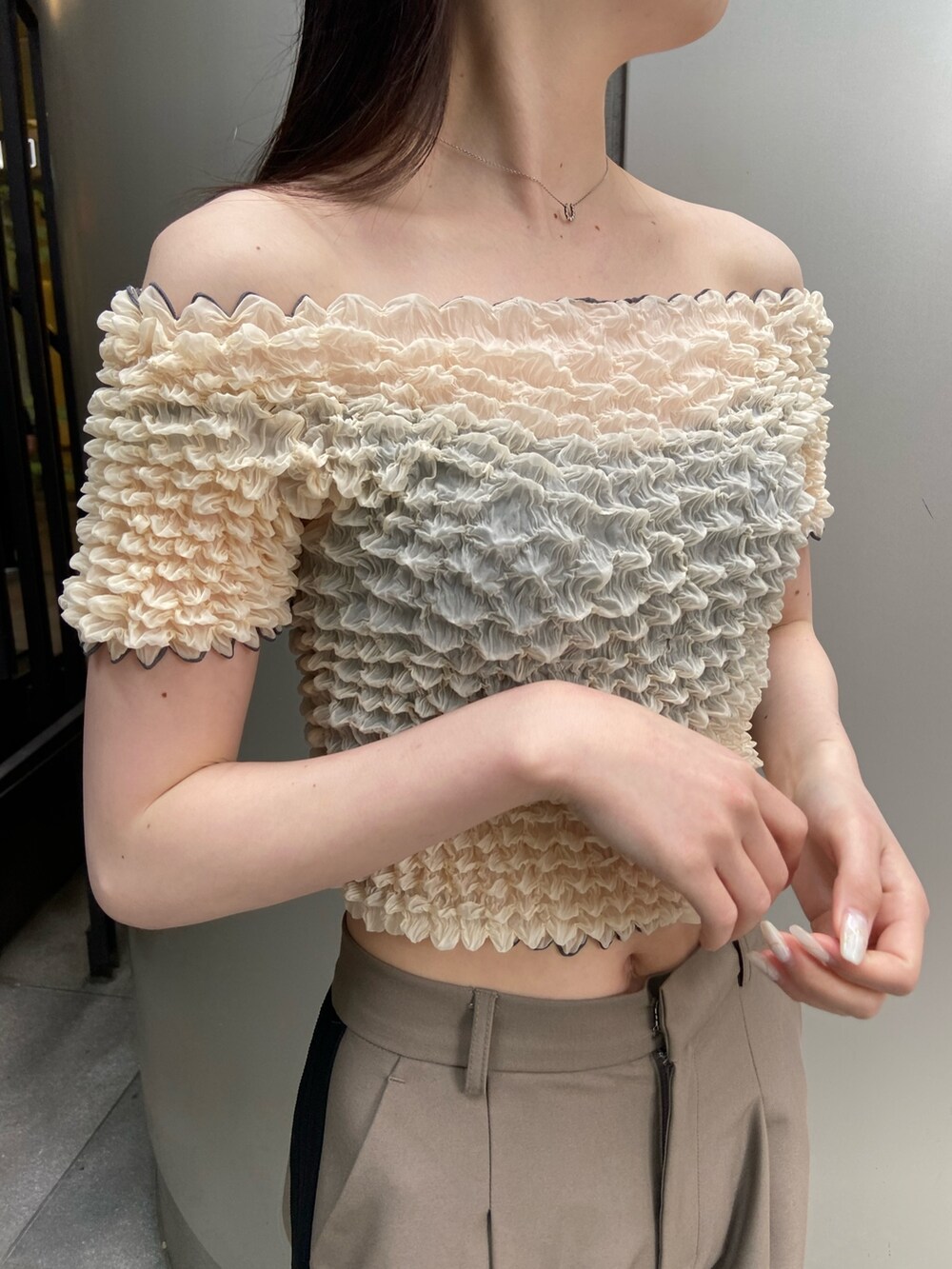 ブラウン系のその他パンツ、ホワイト系のシャツ/ブラウス、ブラック系のサンダルを着用したレディースの春コーディネートの5枚目の写真