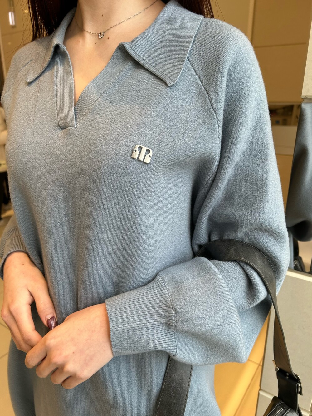 ブルー系のワンピース、ブラック系のブーツを着用したレディースの冬コーディネートの5枚目の写真