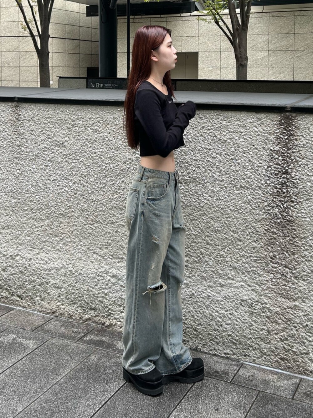 ブラック系のブーツ、ブルー系のデニムパンツ、ブラック系のTシャツ/カットソーを着用したレディースの秋コーディネートの3枚目の写真