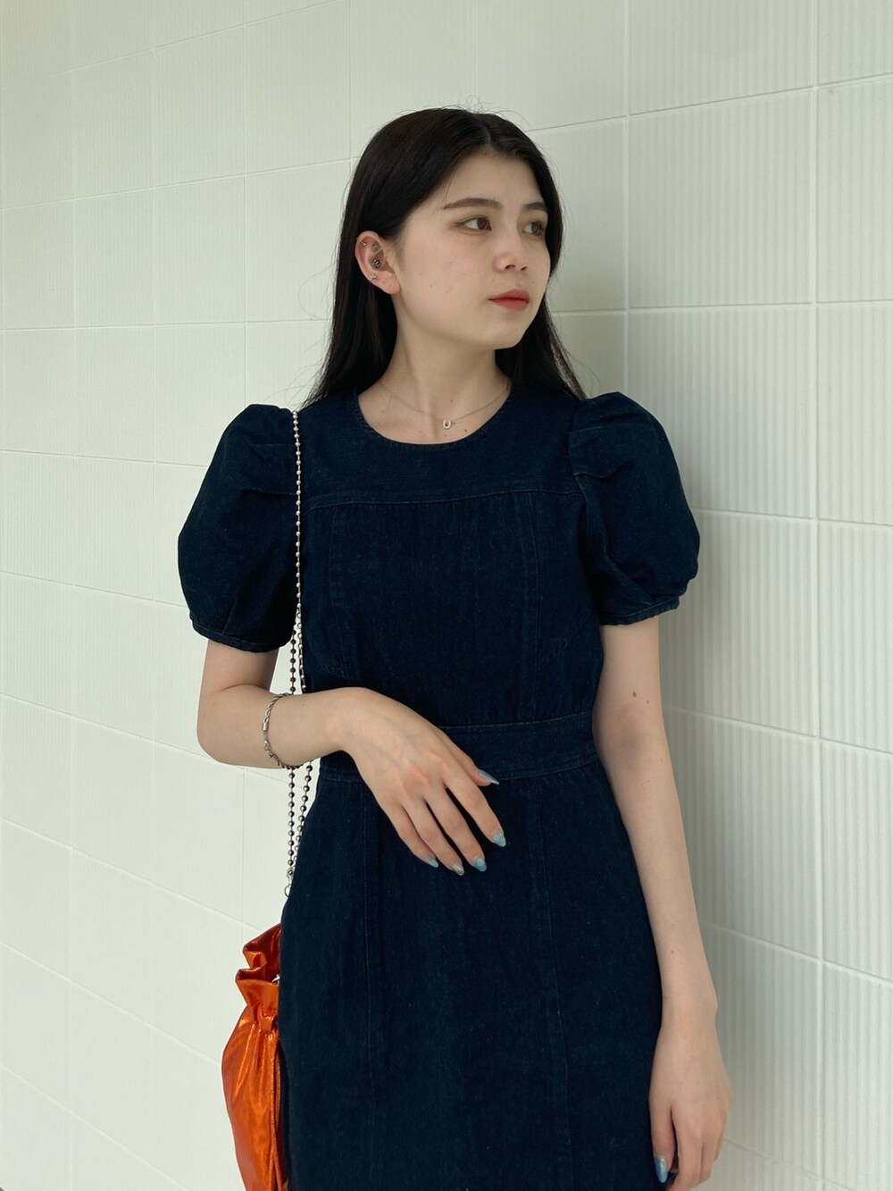 ブルー系のワンピースを着用したレディースの夏コーディネートの4枚目の写真