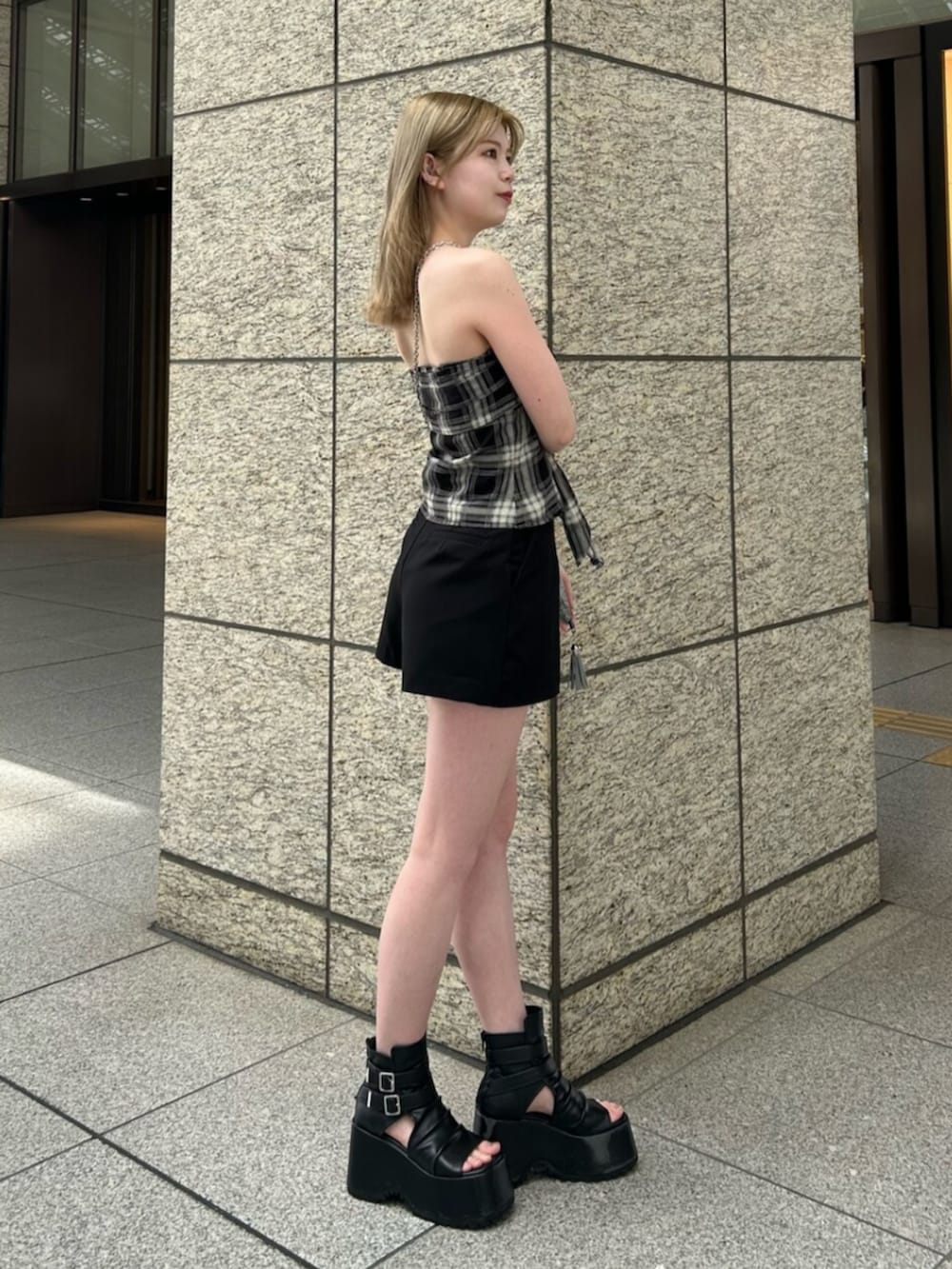 ブラック系のブーツ、ブラック系のTシャツ/カットソー、ブラック系のその他パンツを着用したレディースの夏コーディネートの3枚目の写真