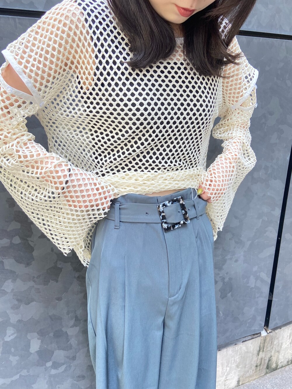 ホワイト系のシャツ/ブラウス、ブルー系のスラックス、ホワイト系のサンダルを着用したレディースの夏コーディネートの8枚目の写真