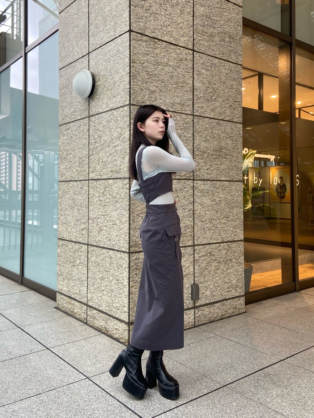 グレー系のワンピース、ブルー系のニット/セーターを着用したレディースの冬コーディネートの2枚目の写真