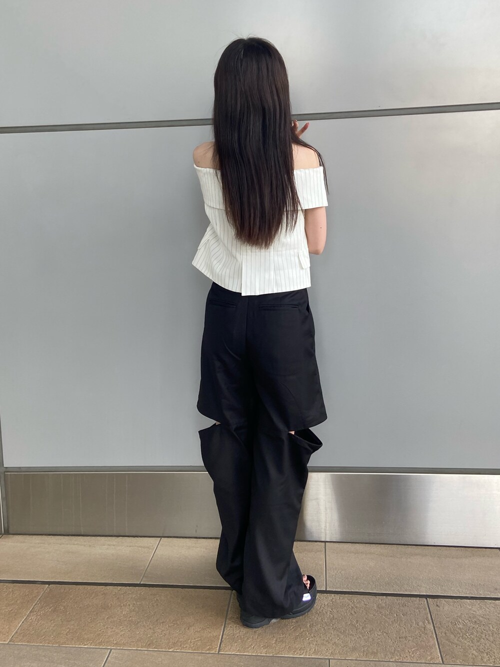 ブラック系のその他パンツ、ホワイト系のシャツ/ブラウスを着用したレディースの夏コーディネートの3枚目の写真