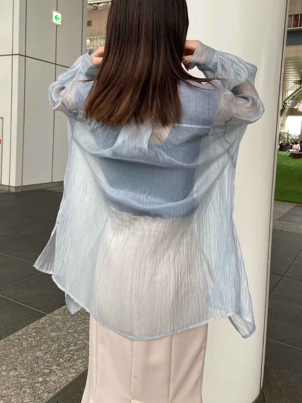 ブルー系のシャツ/ブラウス、ベージュ系のスカート、ブルー系のタンクトップを着用したレディースの春コーディネートの4枚目の写真