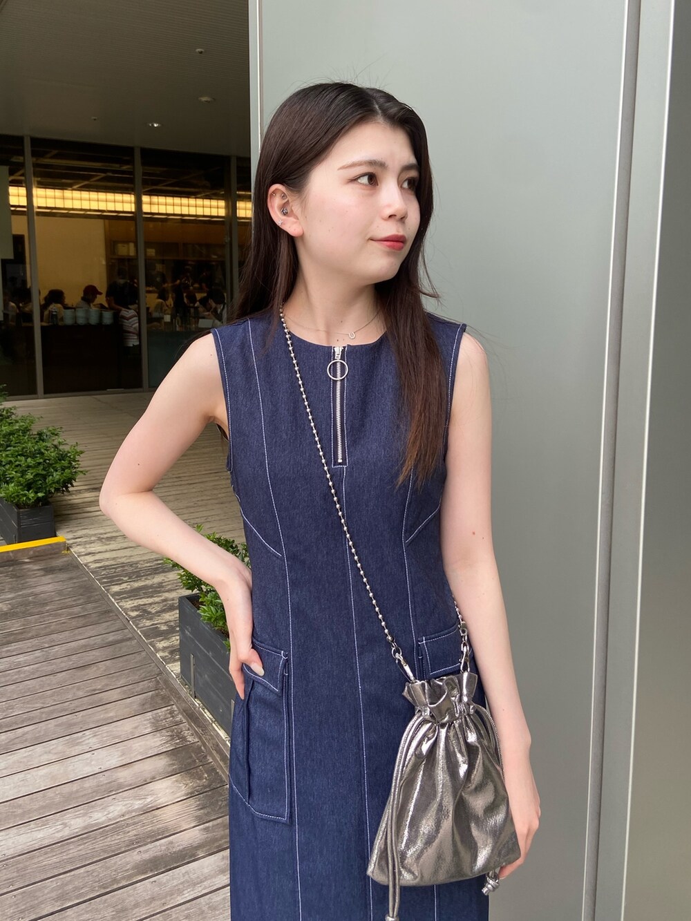 ブルー系のワンピースを着用したレディースの春コーディネートの4枚目の写真