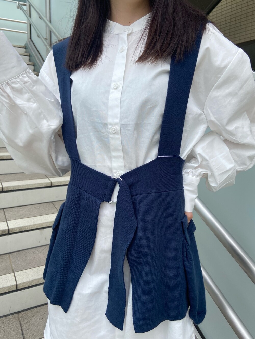 ホワイト系のワンピース、ブラック系のブーツを着用したレディースの秋コーディネートの6枚目の写真