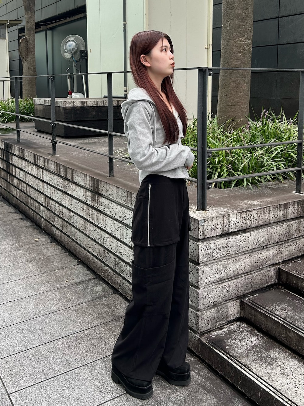 ブラック系のカーゴパンツ、グレー系のパーカー、ブラック系のブーツを着用したレディースの秋コーディネートの3枚目の写真
