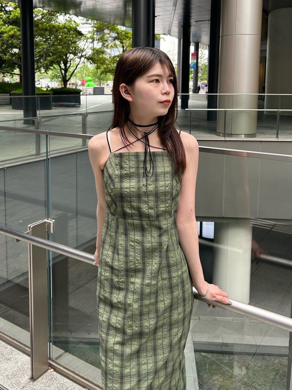 グリーン系のワンピースを着用したレディースの夏コーディネートの4枚目の写真