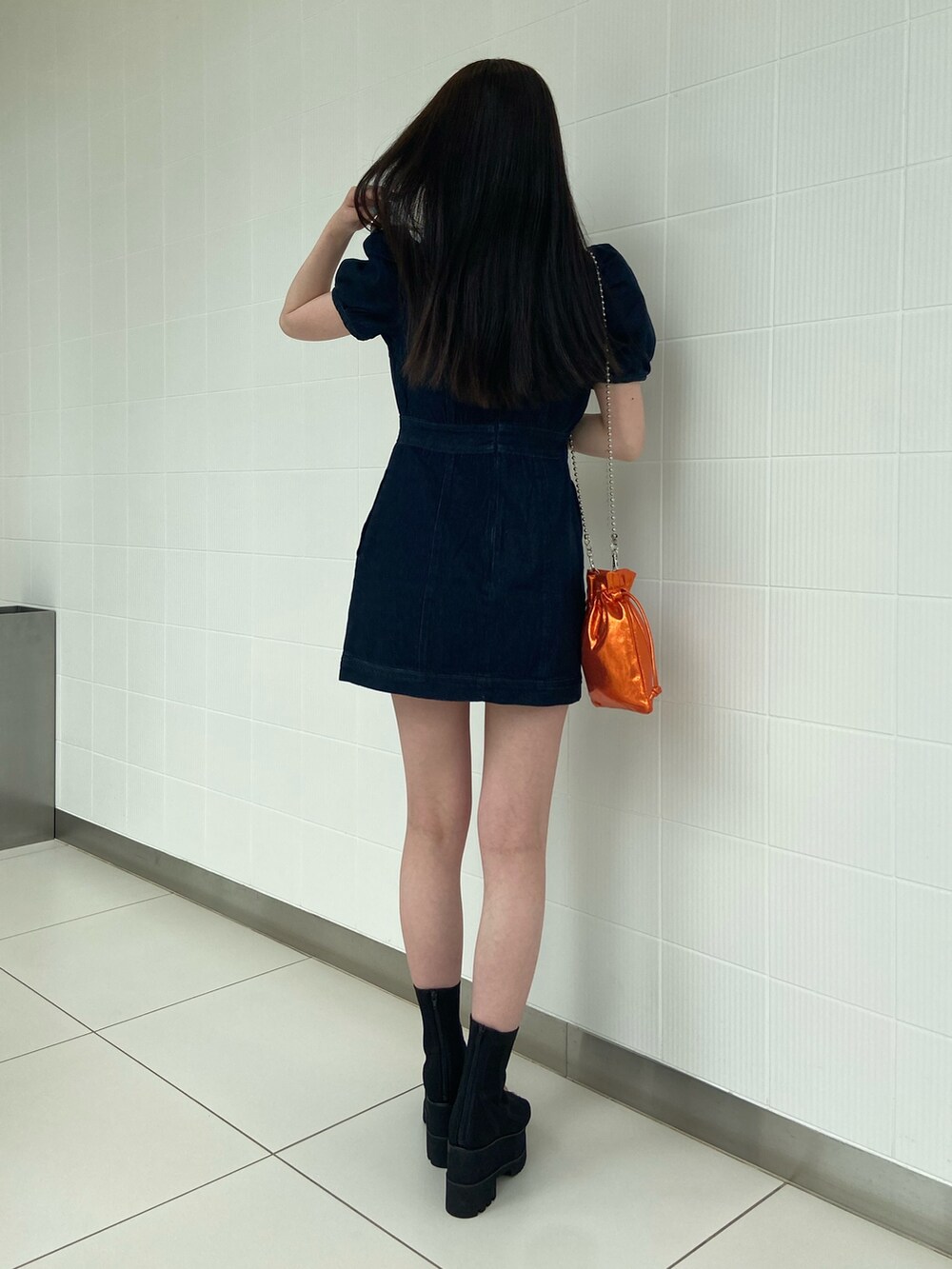 ブルー系のワンピースを着用したレディースの夏コーディネートの3枚目の写真