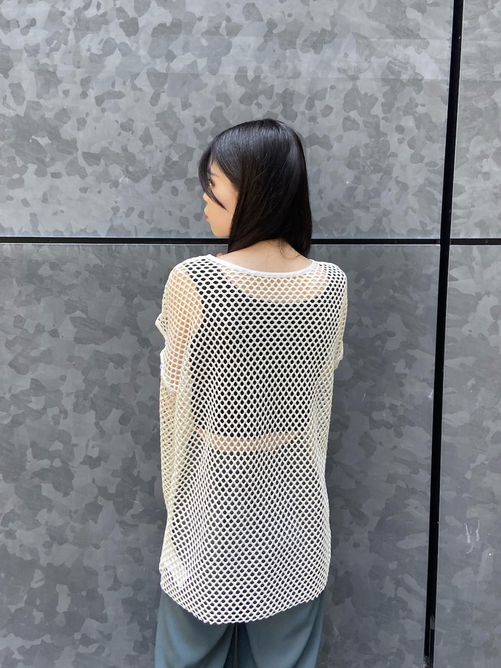 ホワイト系のシャツ/ブラウス、ブルー系のスラックス、ホワイト系のサンダルを着用したレディースの夏コーディネートの5枚目の写真