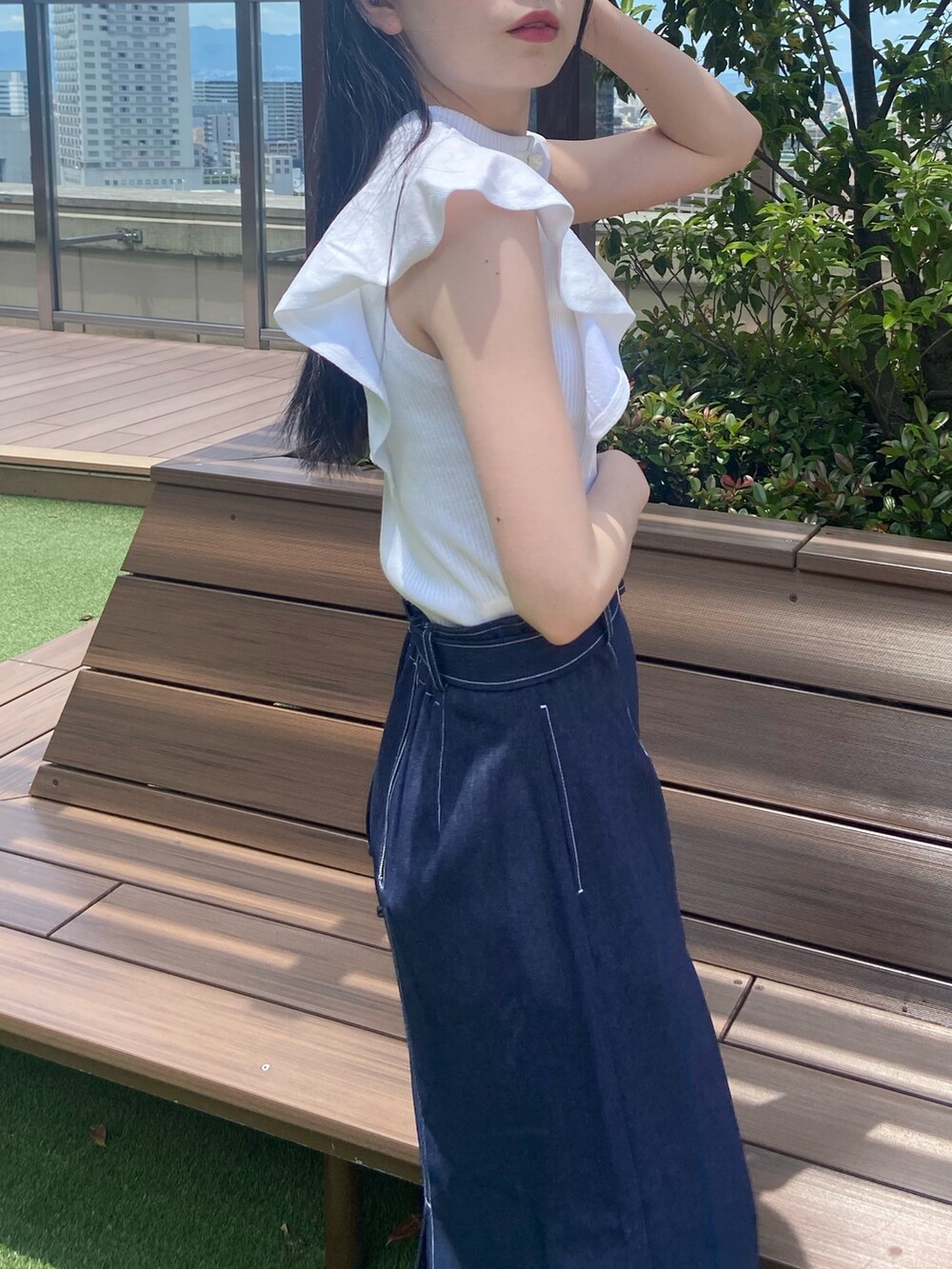 ホワイト系のニット/セーター、ブラック系のスカートを着用したレディースの夏コーディネートの4枚目の写真