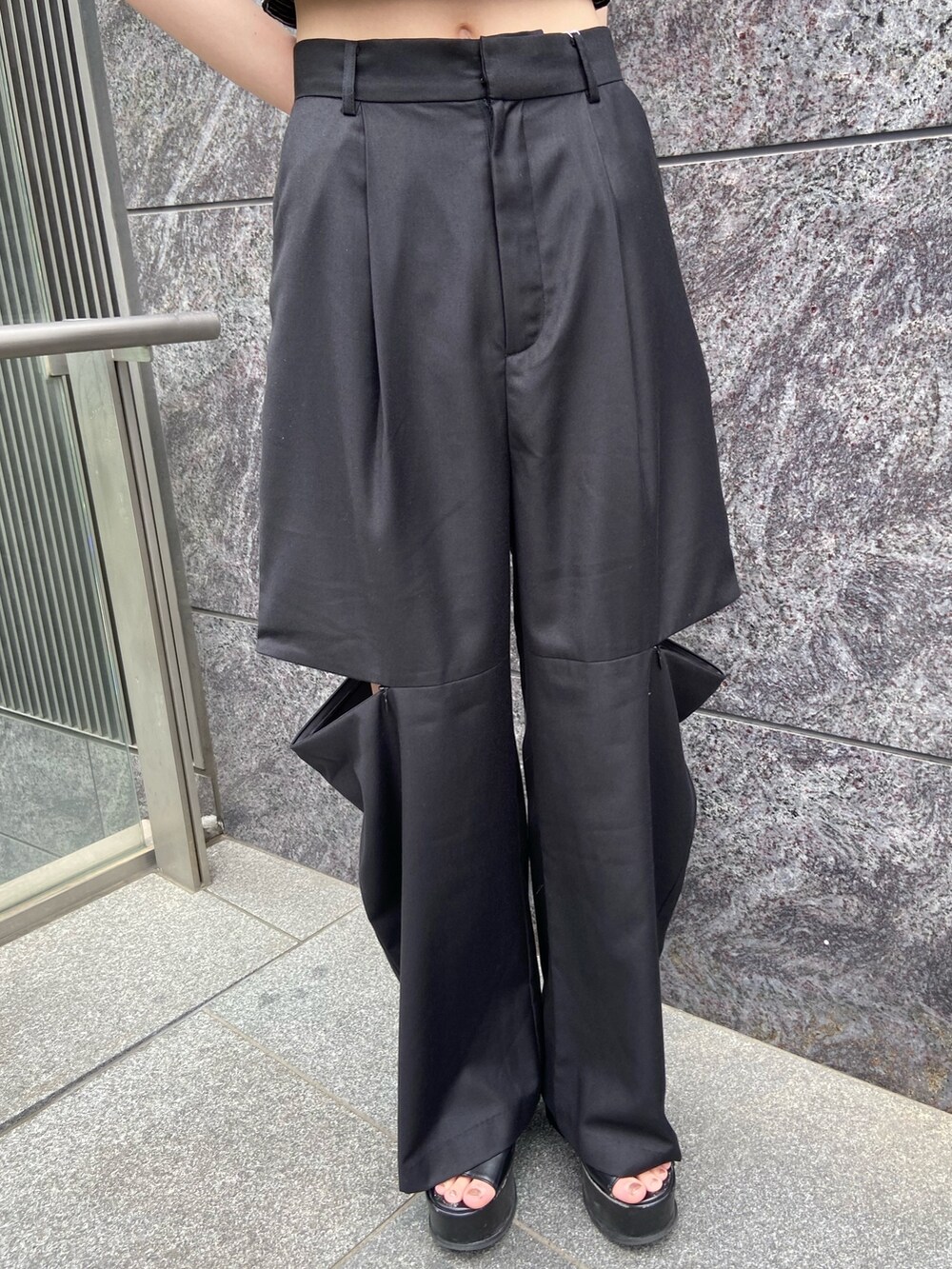 ブラック系のその他パンツ、その他のTシャツ/カットソー、ブラック系のサンダルを着用したレディースの春コーディネートの6枚目の写真