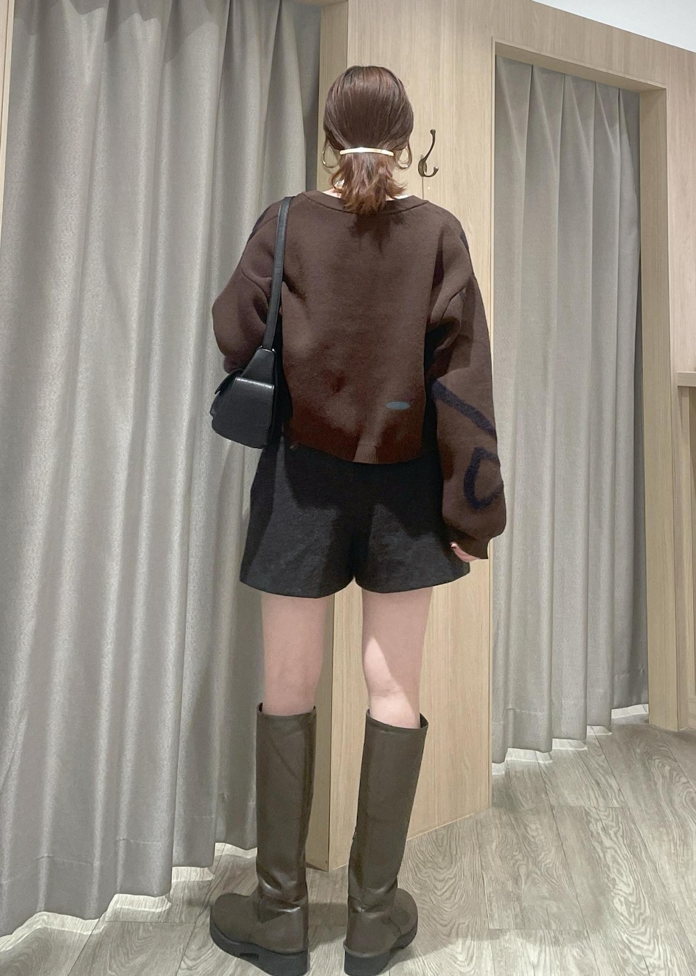 ホワイト系のTシャツ/カットソー、ブラック系のショルダーバッグ、ブラウン系のカーディガン/ボレロを着用したレディースの秋コーディネートの3枚目の写真