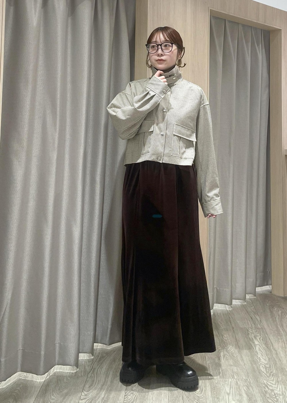 ブラック系のショルダーバッグ、ブラック系のブーツ、ベージュ系のカバーオールを着用したレディースの秋コーディネートの8枚目の写真