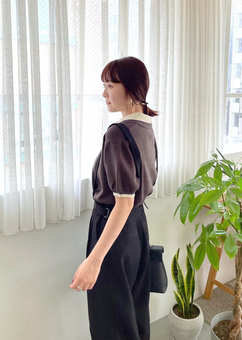 「初秋コーデ、秋コーデ、お仕事コーデ、お出かけコーデ、大人カジュアル、パンツスタイル、体型カバー、ワントーンコーデ、シンプルコーデ、きれいめコーデ、ベーシック」｜「VISのダブルカラーポロトップス（ポロシャツ、グレー系）」を使った、なつきさん（レディース・159cm）の夏コーディネートの5枚目の写真