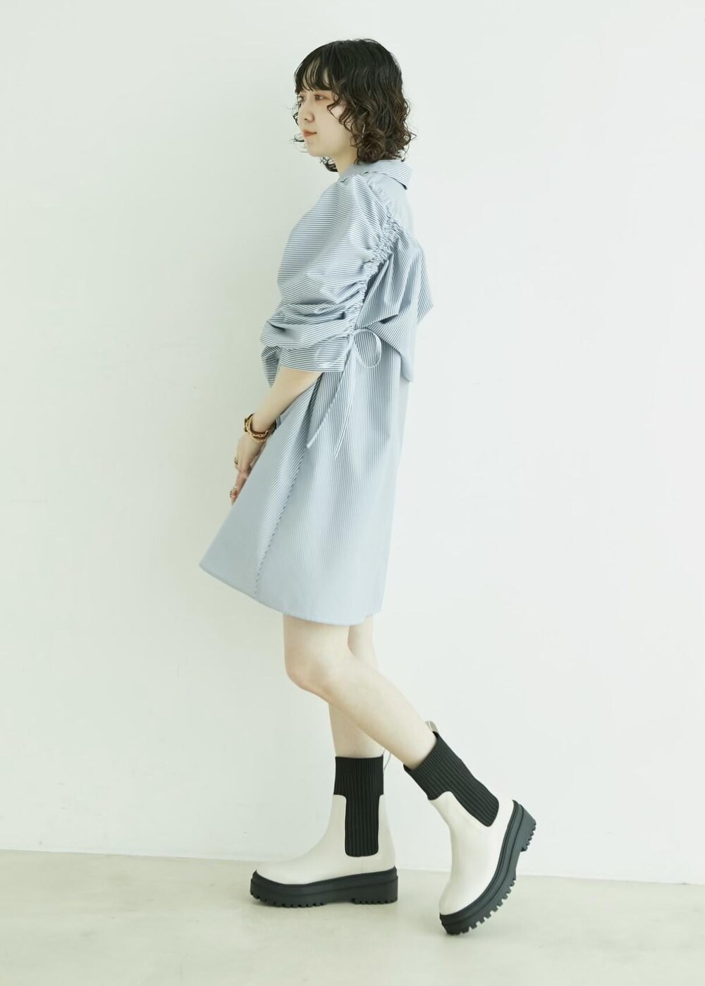 「ビス、ミニワンピース、ボレロ、カーディガン、ニットブーツ、ブーツ、159cm、ワンピース、シャツ、ストライプ、シャツワンピース、VIS、夏コーデ、大人カジュアル、チュニックワンピ」｜「Juzeのタンクソールサイドニットブーツ（ブーツ、ホワイト系）」を使った、なつきさん（レディース・159cm）の夏コーディネートの2枚目の写真
