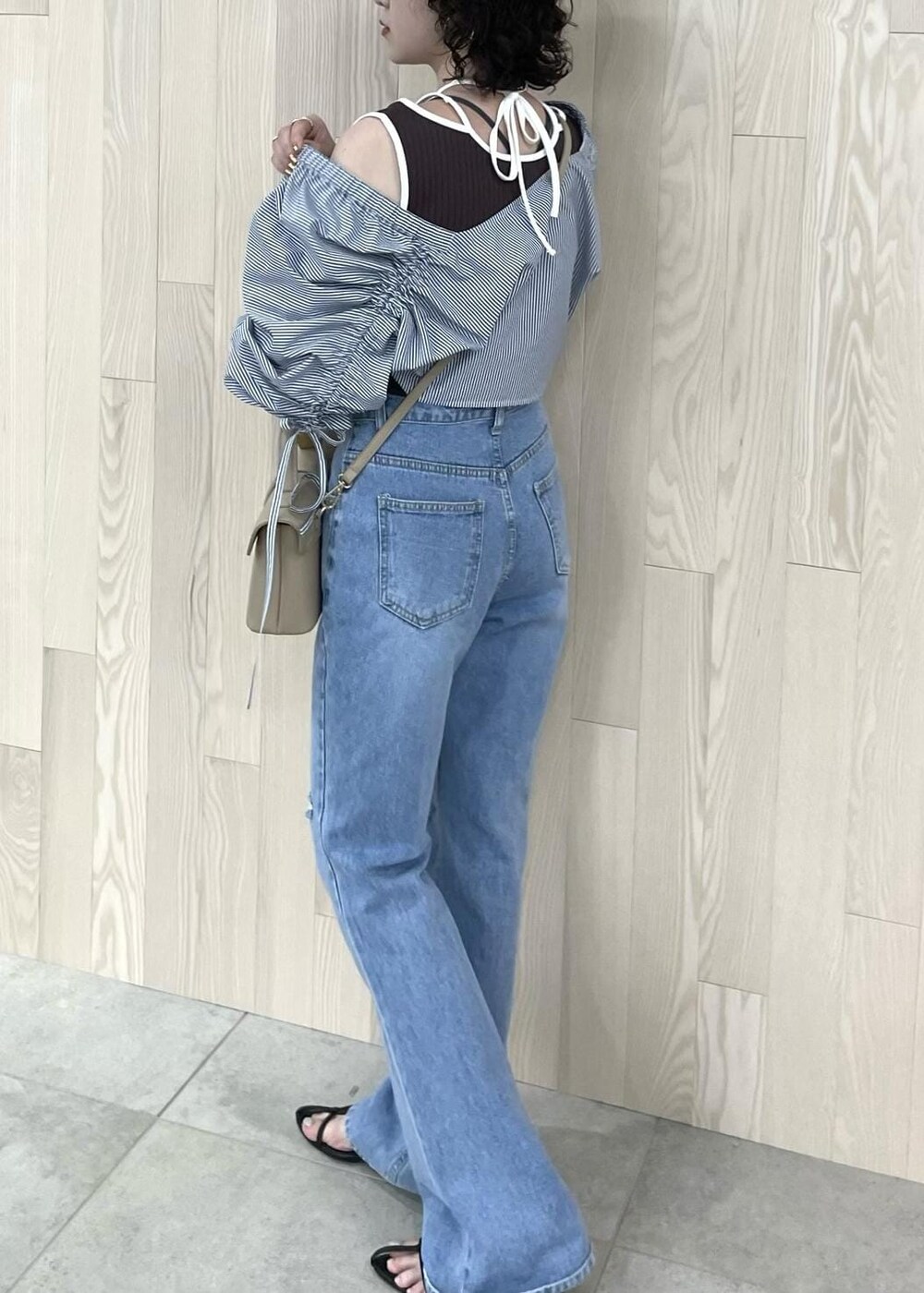「ビス、ミニワンピース、ボレロ、カーディガン、ニットブーツ、ブーツ、159cm、ワンピース、シャツ、ストライプ、シャツワンピース、VIS、夏コーデ、大人カジュアル、チュニックワンピ」｜「Juzeのタンクソールサイドニットブーツ（ブーツ、ホワイト系）」を使った、なつきさん（レディース・159cm）の夏コーディネートの5枚目の写真