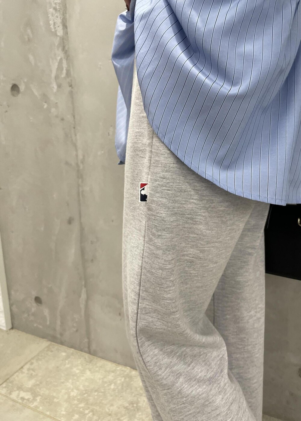 「ミニ、ワンハンドル、初秋コーデ、秋コーデ、お出かけコーデ、女子会コーデ、大人カジュアル、パンツスタイル、体型カバー、シンプルコーデ、きれいめコーデ、VIS、ストレート、ブルべ夏、混合」｜「VISのモヘアライクメッシュスパンコールニットプルオーバー（ニット/セーター、ホワイト系）」を使った、なつきさん（レディース・159cm）の秋コーディネートの8枚目の写真