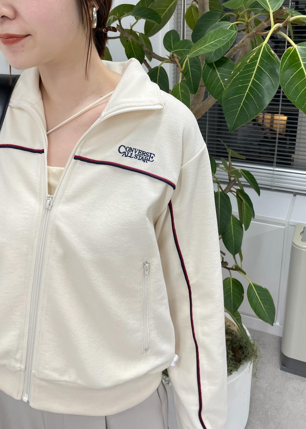 ベージュ系のスラックス、ベージュ系のトレンチコート、ブラック系のショルダーバッグを着用したレディースの冬コーディネートの8枚目の写真