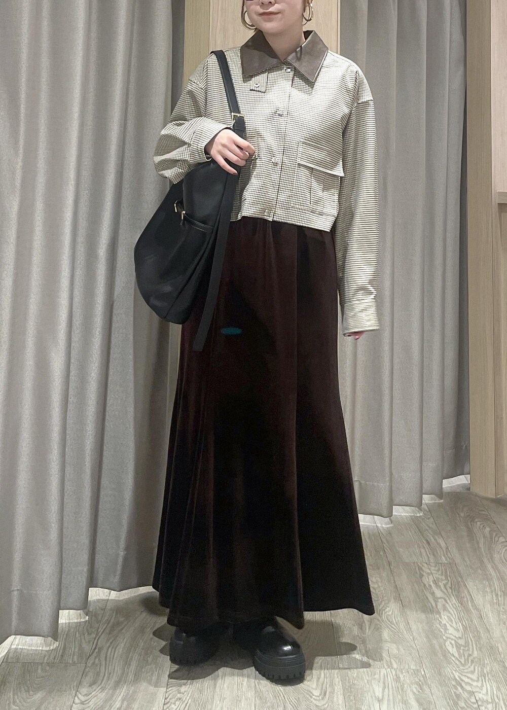 ブラック系のショルダーバッグ、ブラック系のブーツ、ベージュ系のカバーオールを着用したレディースの秋コーディネートの7枚目の写真