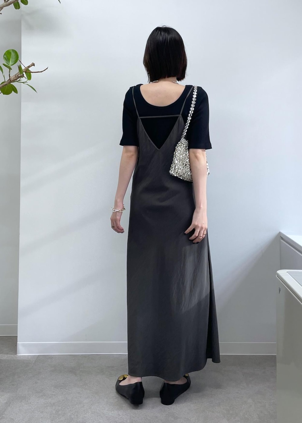 「初夏コーデ、夏コーデ、デートコーデ、お出かけコーデ、モード、スカートスタイル、体型カバー、ヘルシーコーデ、フェミニンコーデ、シンプルコーデ、きれいめコーデ、ベーシック」｜「Juzeのメタルハートパンプス（バレエシューズ、ブラック系）」を使った、なつきさん（レディース・159cm）の春コーディネートの3枚目の写真