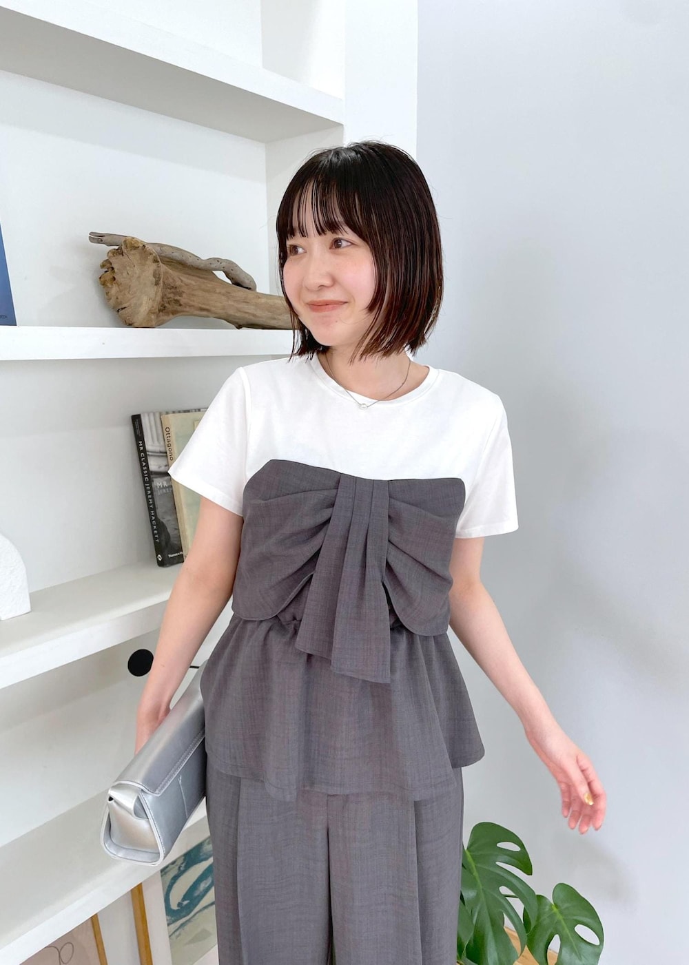 「初夏コーデ、夏コーデ、お仕事コーデ、セレモニーコーデ、お出かけコーデ、パンツスタイル、ワントーンコーデ、ヘルシーコーデ、シンプルコーデ、きれいめコーデ、VIS、ストレート、ブルべ夏、混合、トップス」｜「Juzeのスリングバックリボンミュール（パンプス、シルバー系）」を使った、なつきさん（レディース・159cm）の夏コーディネートの4枚目の写真