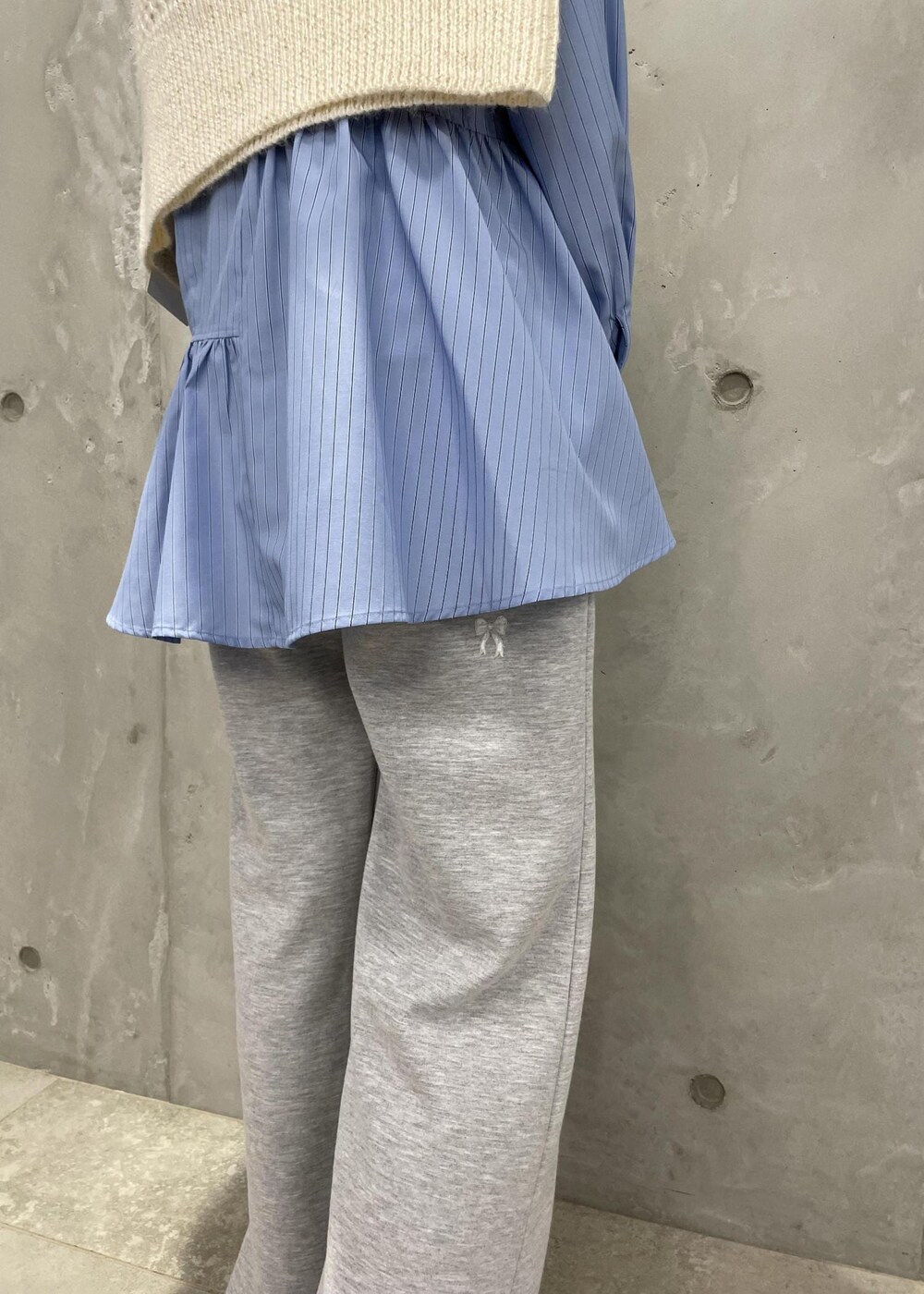 「ミニ、ワンハンドル、初秋コーデ、秋コーデ、お出かけコーデ、女子会コーデ、大人カジュアル、パンツスタイル、体型カバー、シンプルコーデ、きれいめコーデ、VIS、ストレート、ブルべ夏、混合」｜「VISのモヘアライクメッシュスパンコールニットプルオーバー（ニット/セーター、ホワイト系）」を使った、なつきさん（レディース・159cm）の秋コーディネートの7枚目の写真