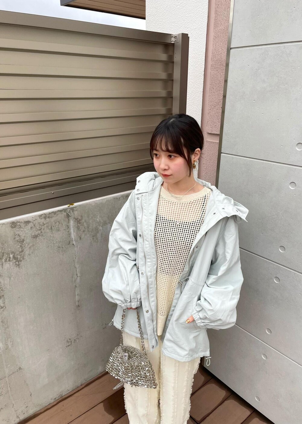 「ビス、春アウター、マンパ、マウンテンパーカー、フリンジパンツ、メッシュニット、VIS、春、大人カジュアル、ワントーンコーデ、大人女子」｜「VISの【2WAY】ビーズショルダーバッグ（ショルダーバッグ、シルバー系）」を使った、なつきさん（レディース・159cm）の春コーディネートの3枚目の写真