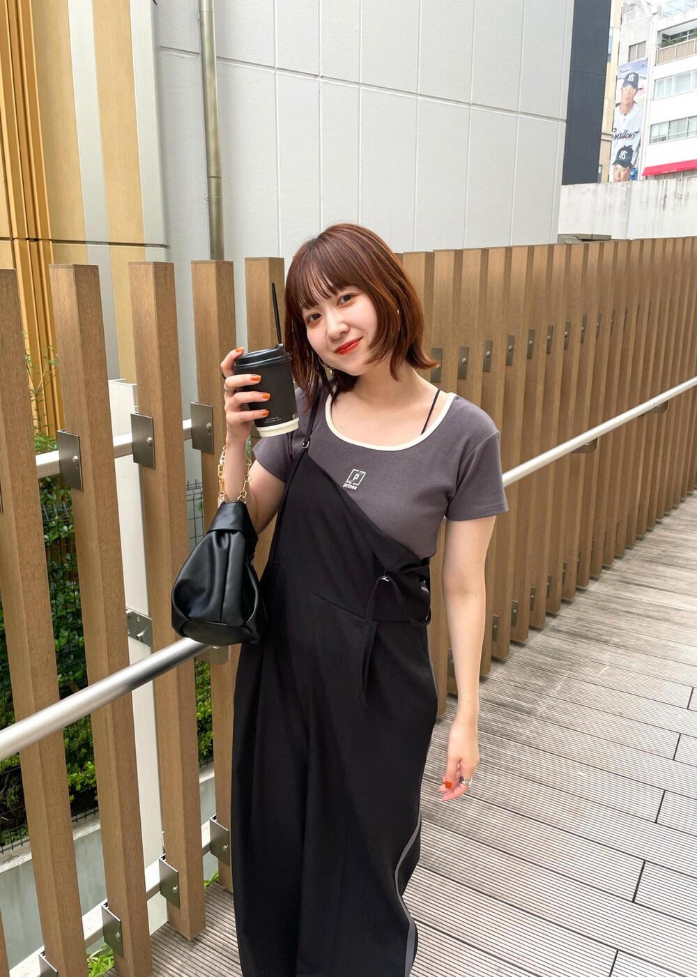 「オールインワン、サロペット、レオパード、初春コーデ、春コーデ、初夏コーデ、夏コーデ、スポーツミックス、大人カジュアル、パンツスタイル、ワントーンコーデ、モノトーンコーデ、カジュアルコーデ、別注アイテム、VIS」｜「VISのチェーン付きワンハンドルバッグ（ハンドバッグ、ブラック系）」を使った、なつきさん（レディース・159cm）の夏コーディネートの3枚目の写真