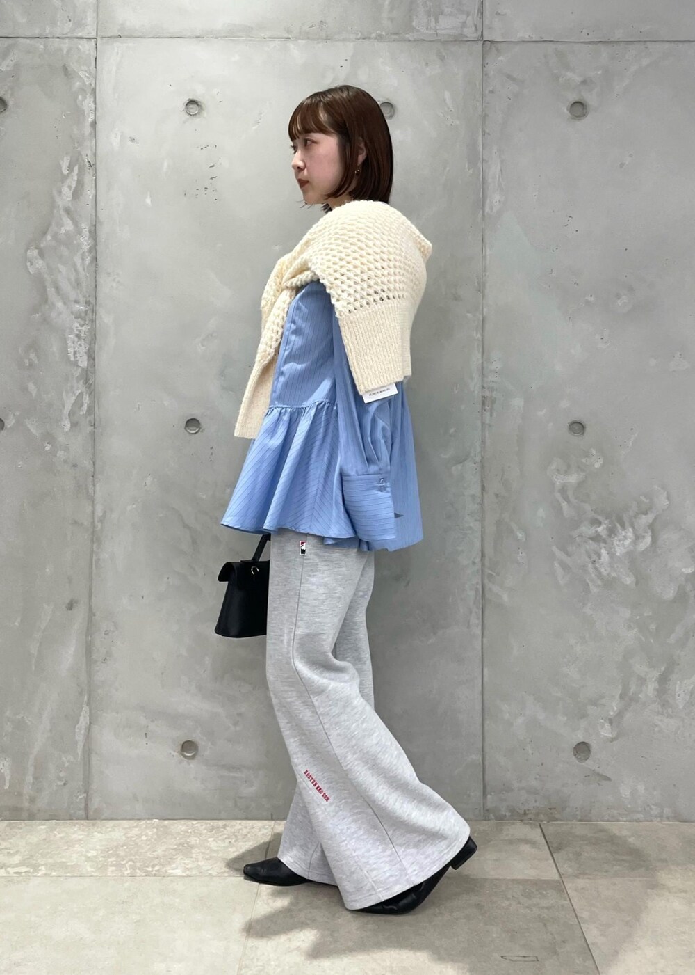 「ミニ、ワンハンドル、初秋コーデ、秋コーデ、お出かけコーデ、女子会コーデ、大人カジュアル、パンツスタイル、体型カバー、シンプルコーデ、きれいめコーデ、VIS、ストレート、ブルべ夏、混合」｜「VISのモヘアライクメッシュスパンコールニットプルオーバー（ニット/セーター、ホワイト系）」を使った、なつきさん（レディース・159cm）の秋コーディネートの2枚目の写真
