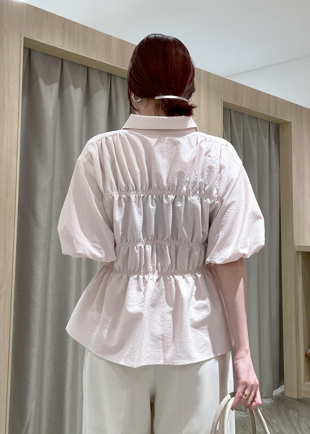 ベージュ系のトートバッグ、ブラウン系のパンプス、ホワイト系のその他パンツを着用したレディースの春コーディネートの8枚目の写真