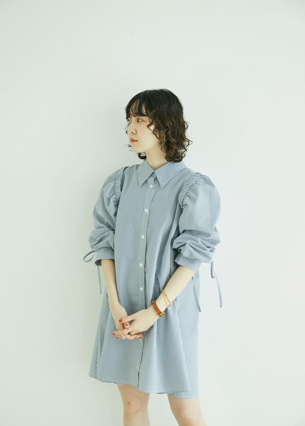 「ビス、ミニワンピース、ボレロ、カーディガン、ニットブーツ、ブーツ、159cm、ワンピース、シャツ、ストライプ、シャツワンピース、VIS、夏コーデ、大人カジュアル、チュニックワンピ」｜「Juzeのタンクソールサイドニットブーツ（ブーツ、ホワイト系）」を使った、なつきさん（レディース・159cm）の夏コーディネートの4枚目の写真