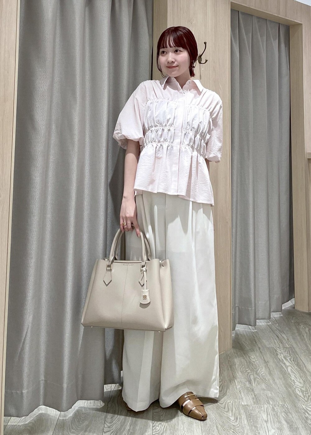 ベージュ系のトートバッグ、ブラウン系のパンプス、ホワイト系のその他パンツを着用したレディースの春コーディネートの10枚目の写真