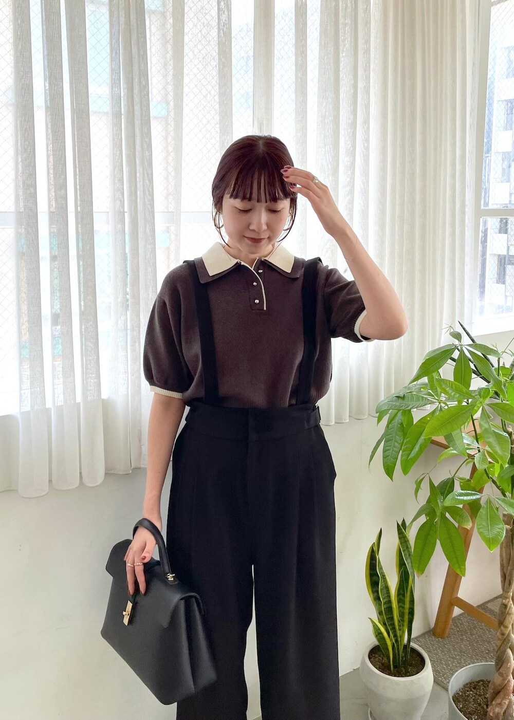 「初秋コーデ、秋コーデ、お仕事コーデ、お出かけコーデ、大人カジュアル、パンツスタイル、体型カバー、ワントーンコーデ、シンプルコーデ、きれいめコーデ、ベーシック」｜「VISのダブルカラーポロトップス（ポロシャツ、グレー系）」を使った、なつきさん（レディース・159cm）の夏コーディネートの4枚目の写真