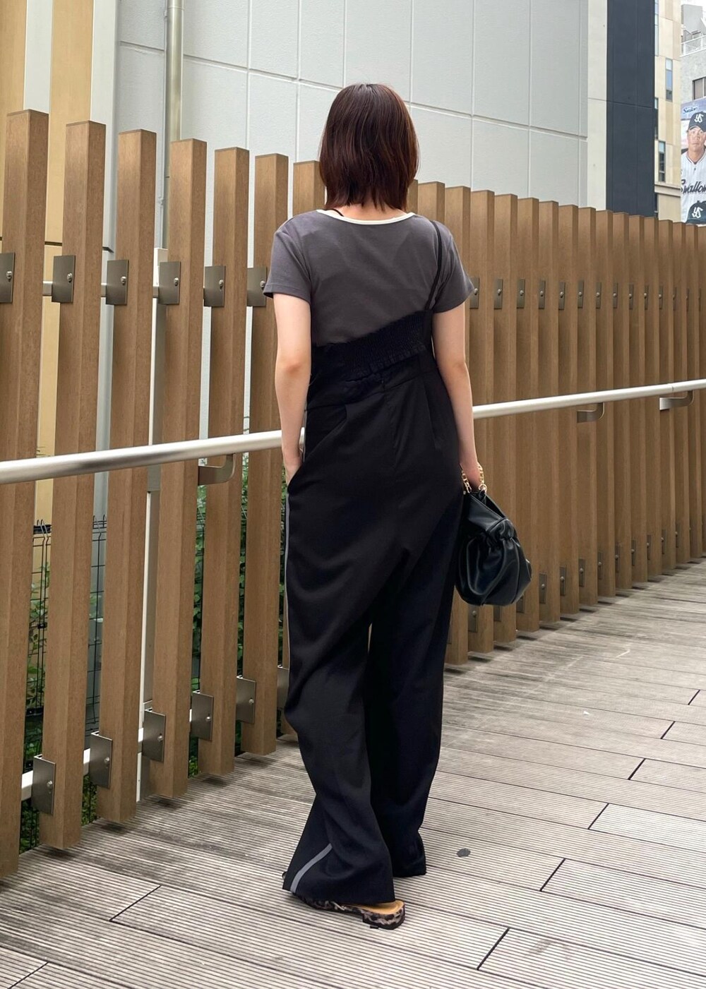 「オールインワン、サロペット、レオパード、初春コーデ、春コーデ、初夏コーデ、夏コーデ、スポーツミックス、大人カジュアル、パンツスタイル、ワントーンコーデ、モノトーンコーデ、カジュアルコーデ、別注アイテム、VIS」｜「VISのチェーン付きワンハンドルバッグ（ハンドバッグ、ブラック系）」を使った、なつきさん（レディース・159cm）の夏コーディネートの2枚目の写真