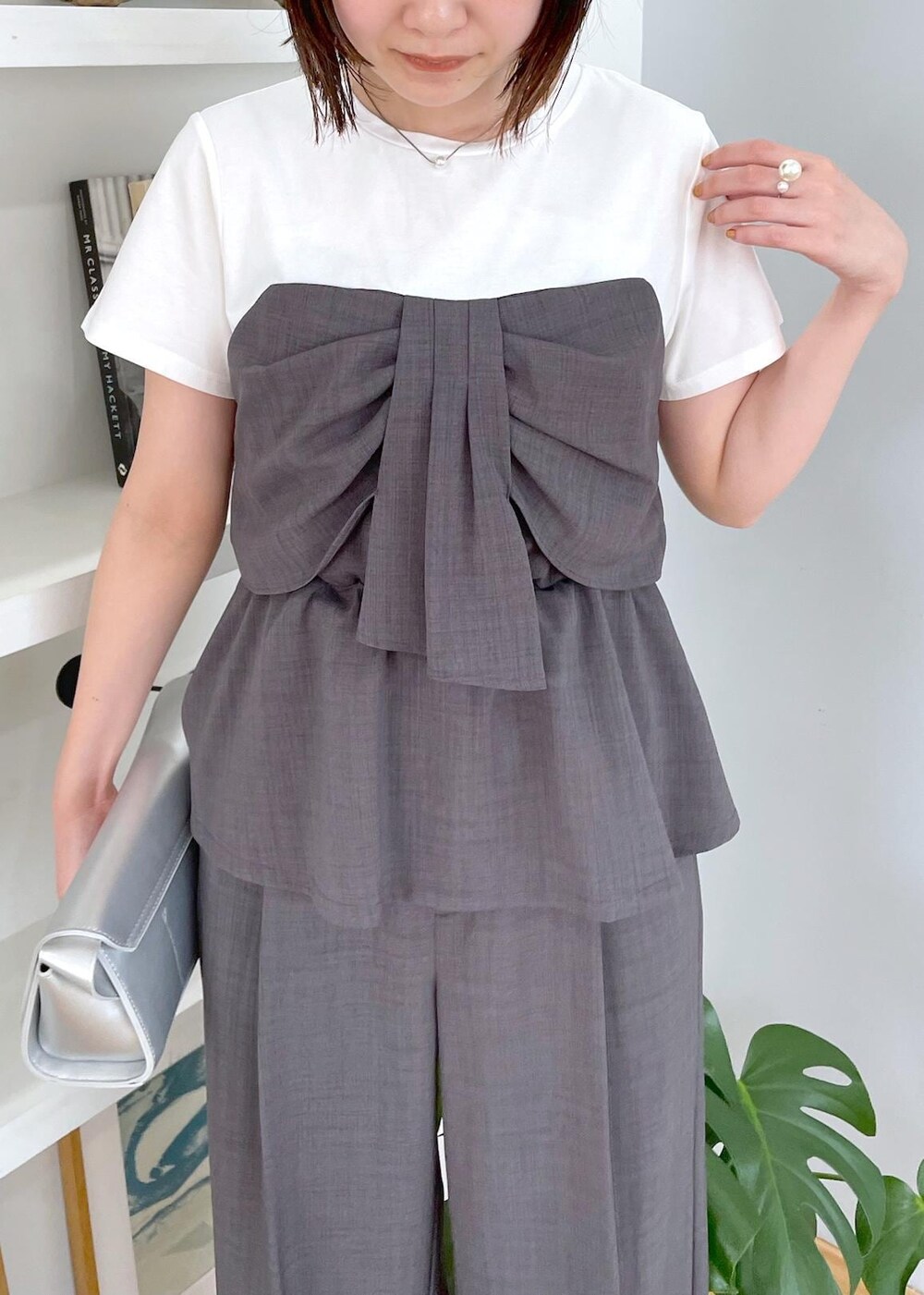 「初夏コーデ、夏コーデ、お仕事コーデ、セレモニーコーデ、お出かけコーデ、パンツスタイル、ワントーンコーデ、ヘルシーコーデ、シンプルコーデ、きれいめコーデ、VIS、ストレート、ブルべ夏、混合、トップス」｜「Juzeのスリングバックリボンミュール（パンプス、シルバー系）」を使った、なつきさん（レディース・159cm）の夏コーディネートの6枚目の写真