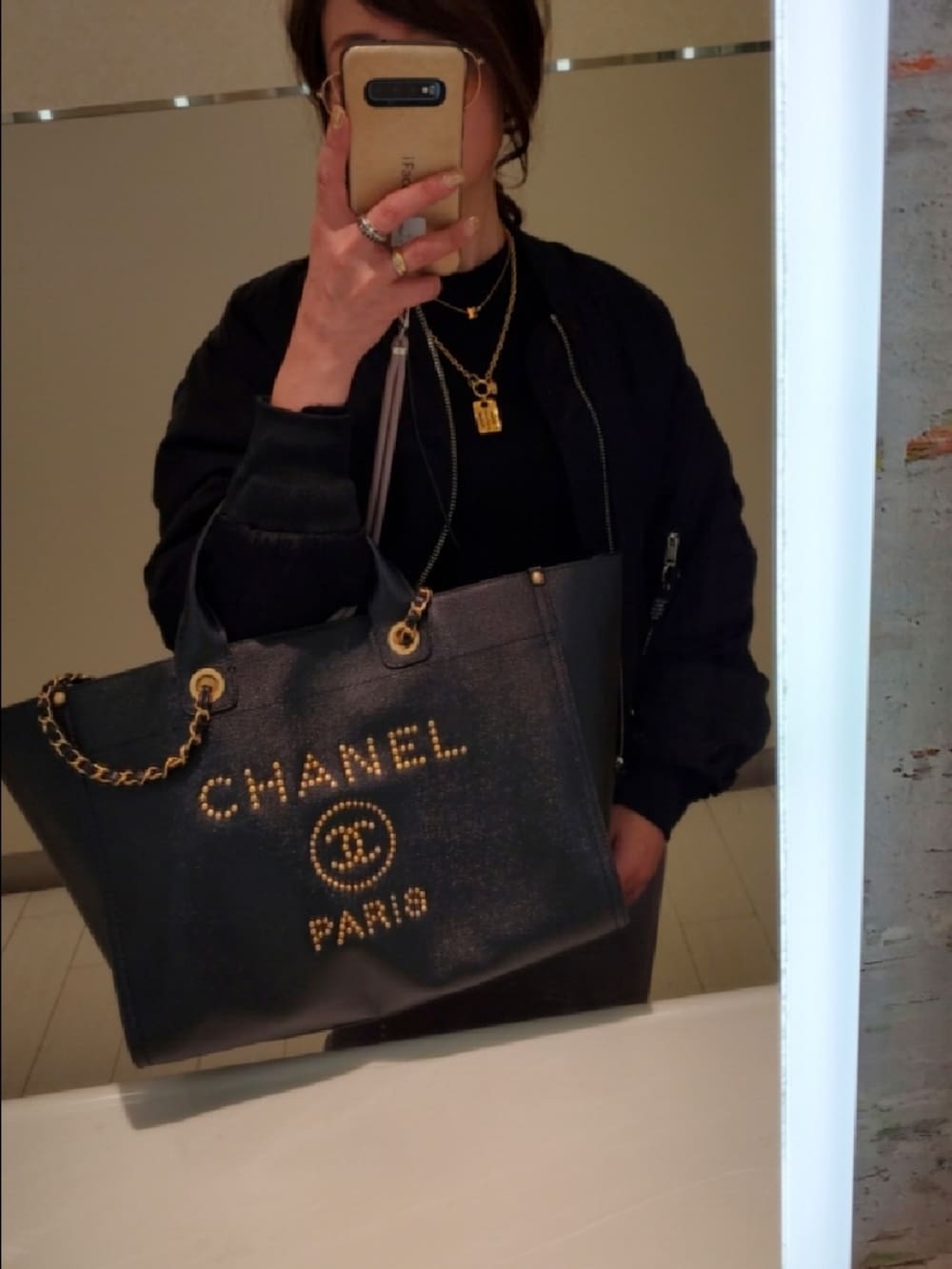 MAYU　CHANELバッグ Chanel 22 small handbag, Washed denim & gold-tone metal