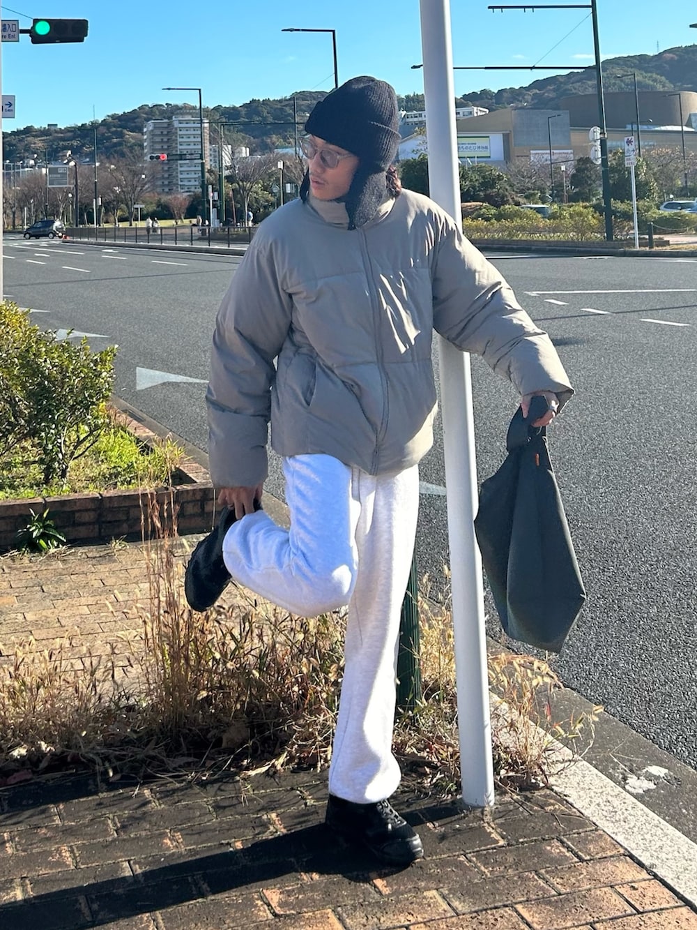 「アウター、スウェットパンツ、ラフコーデ、スニーカー、ニット帽、ブルゾン、ダウンジャケット、中綿ジャケット、ショルダーバッグ、サングラス、カジュアルコーデ、ストリート系、冬アウター、大人カジュアル、スウェット」｜「CPCMのナイロンストレッチスタンド中綿ブルゾン（ブルゾン、ベージュ系）」を使った、kaito  ideさん（メンズ・172cm）の冬コーディネートの2枚目の写真