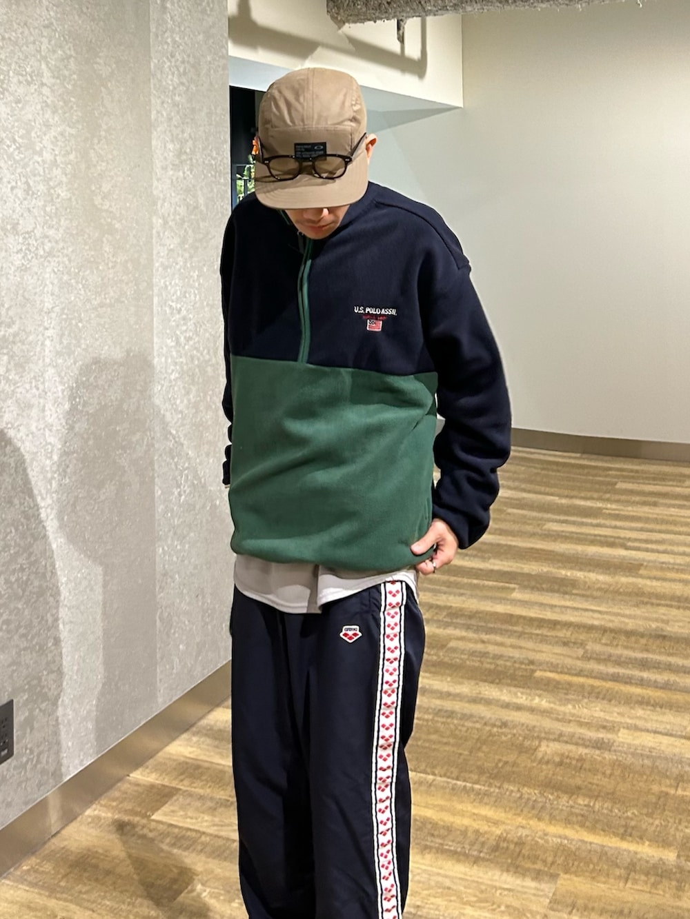 「スポーツミックス、ナイロンパンツ、フリース、レイヤードスタイル、ハーフジップ、アノラック、キャップ、スニーカーコーデ、巾着バッグ、カジュアルコーデ、休日スタイル、冬コーデ、重ね着、ラインパンツ、大人カジュアル」｜「U.S. POLO ASSN.のフリーススタンドアノラック（パーカー、ブルー系）」を使った、kaito  ideさん（メンズ・172cm）の冬コーディネートの2枚目の写真
