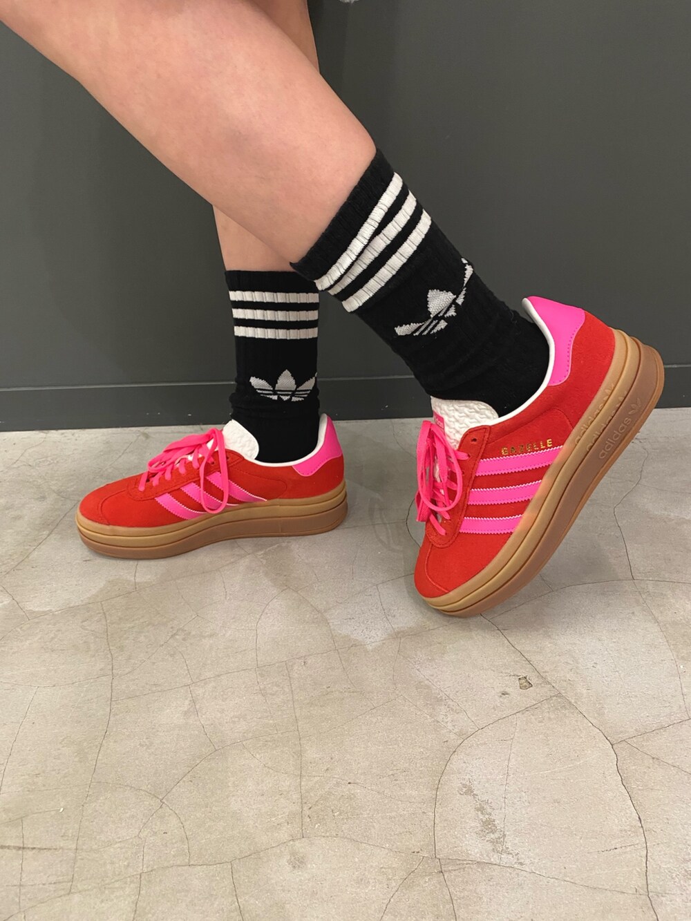 その他のトップス、レッド系のスニーカー、その他のアンダーウェアを着用したレディースの春コーディネートの3枚目の写真