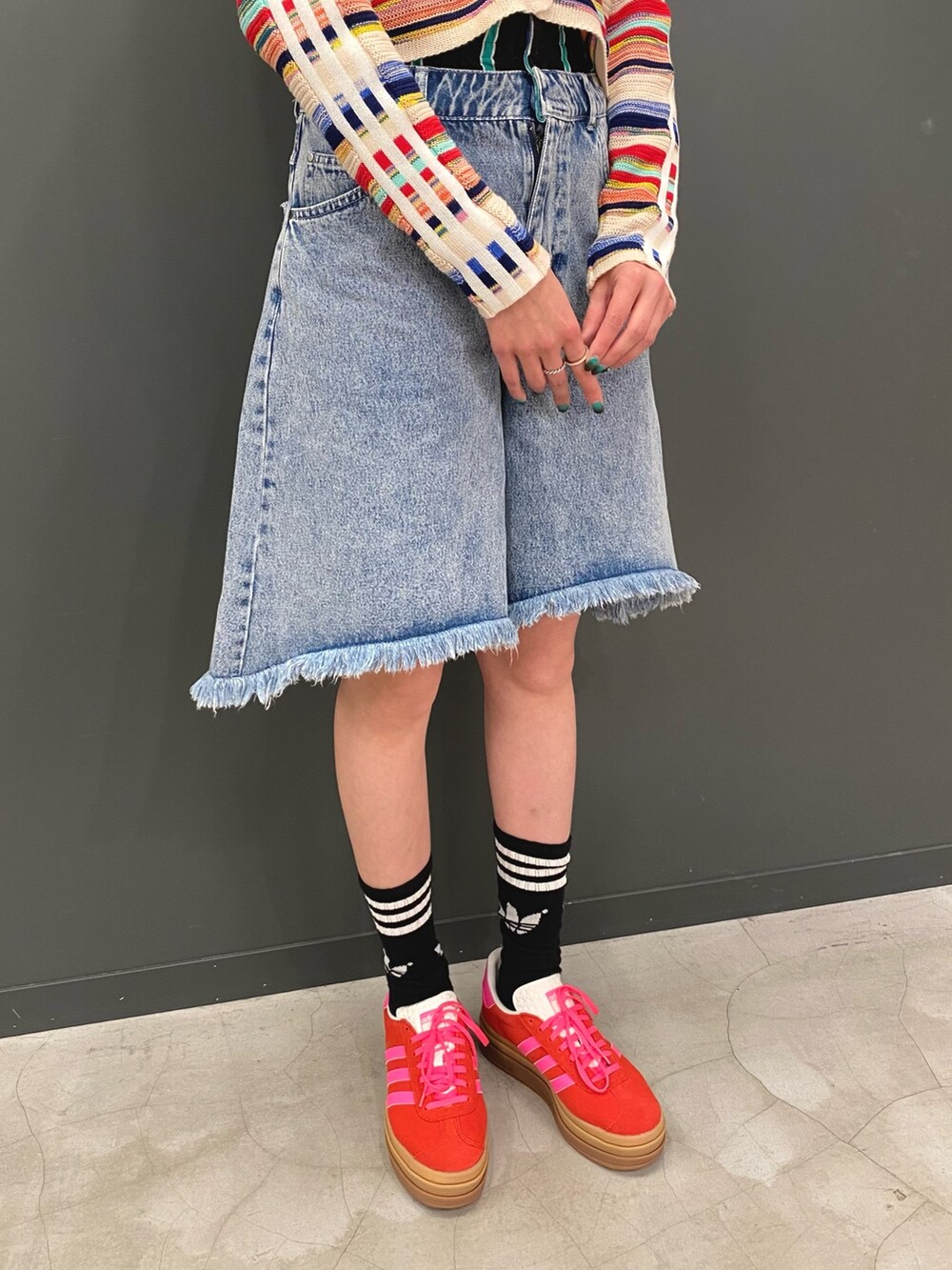 その他のトップス、レッド系のスニーカー、その他のアンダーウェアを着用したレディースの春コーディネートの2枚目の写真