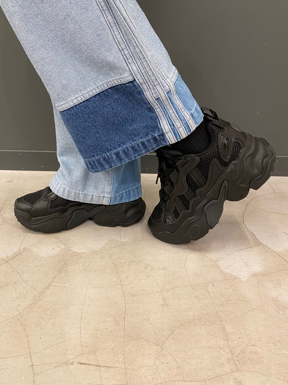 その他のトップス、その他のデニムパンツ、ブラック系のトップスを着用したレディースの春コーディネートの3枚目の写真