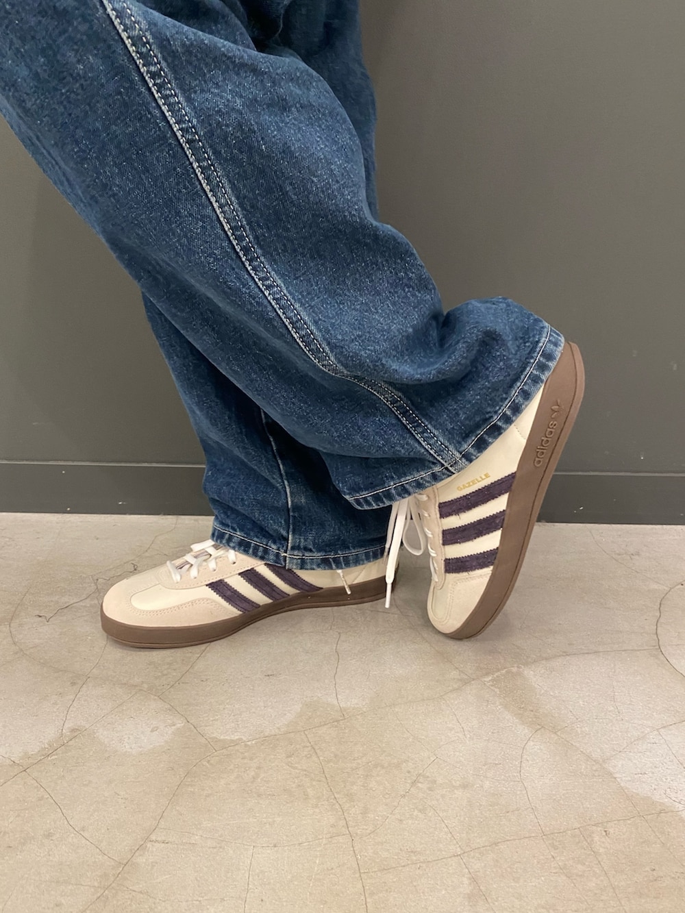 パープル系のトップス、ホワイト系のスニーカーを着用したレディースの春コーディネートの3枚目の写真