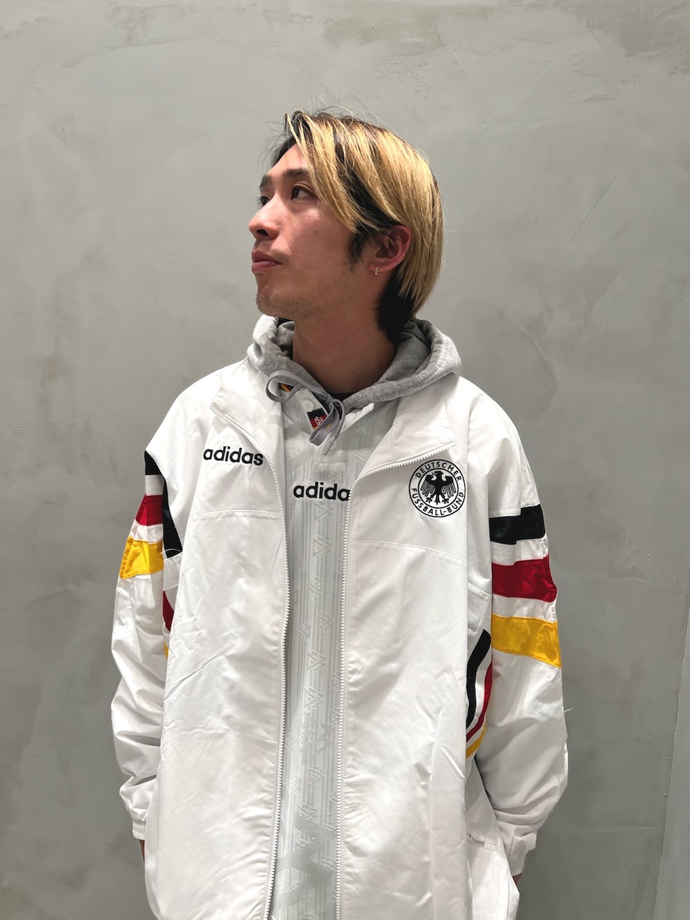 ホワイト系のトップス、ホワイト系のTシャツ/カットソー、ホワイト系のスニーカーを着用したメンズの冬コーディネートの6枚目の写真