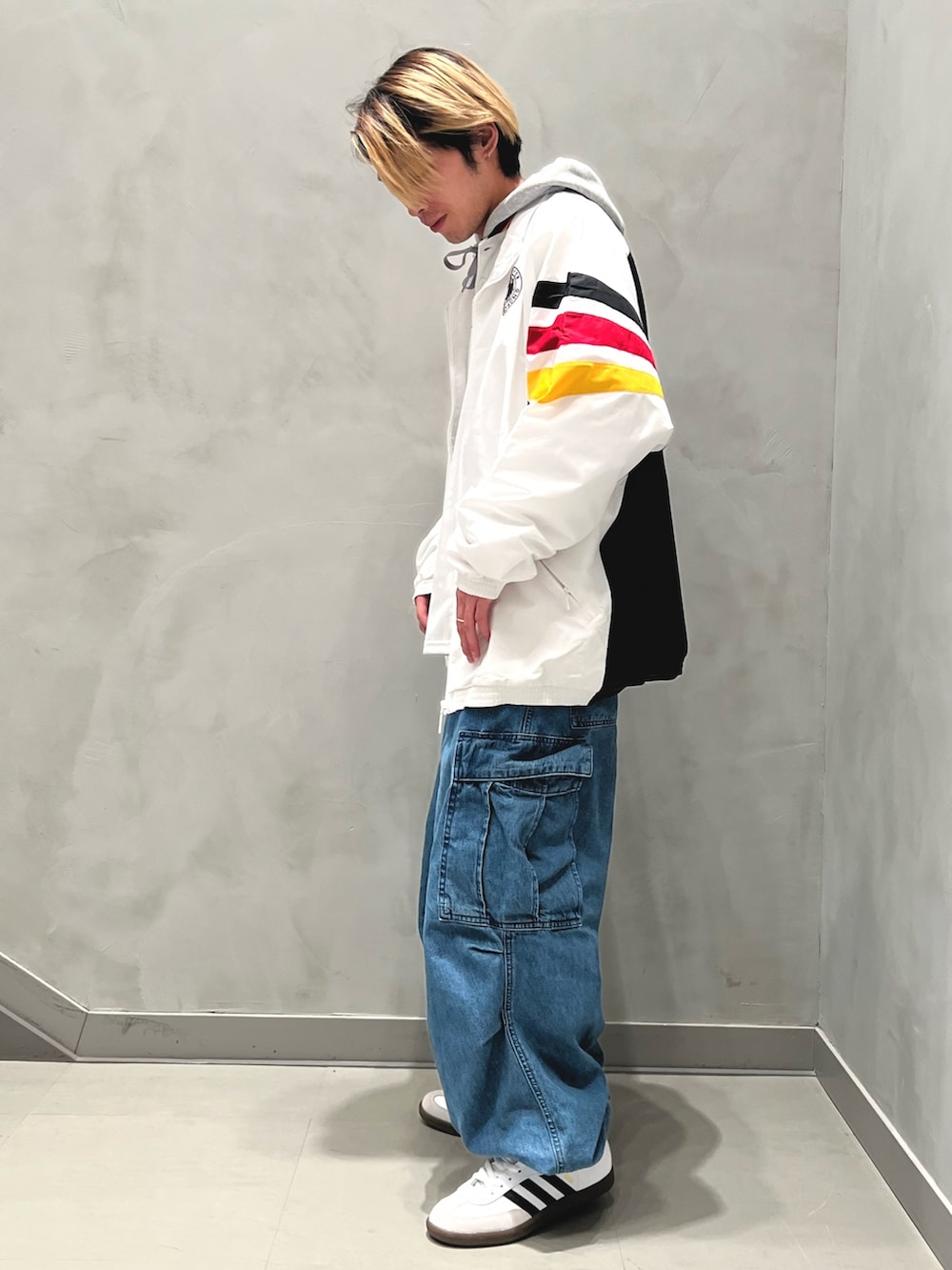 ホワイト系のトップス、ホワイト系のTシャツ/カットソー、ホワイト系のスニーカーを着用したメンズの冬コーディネートの4枚目の写真