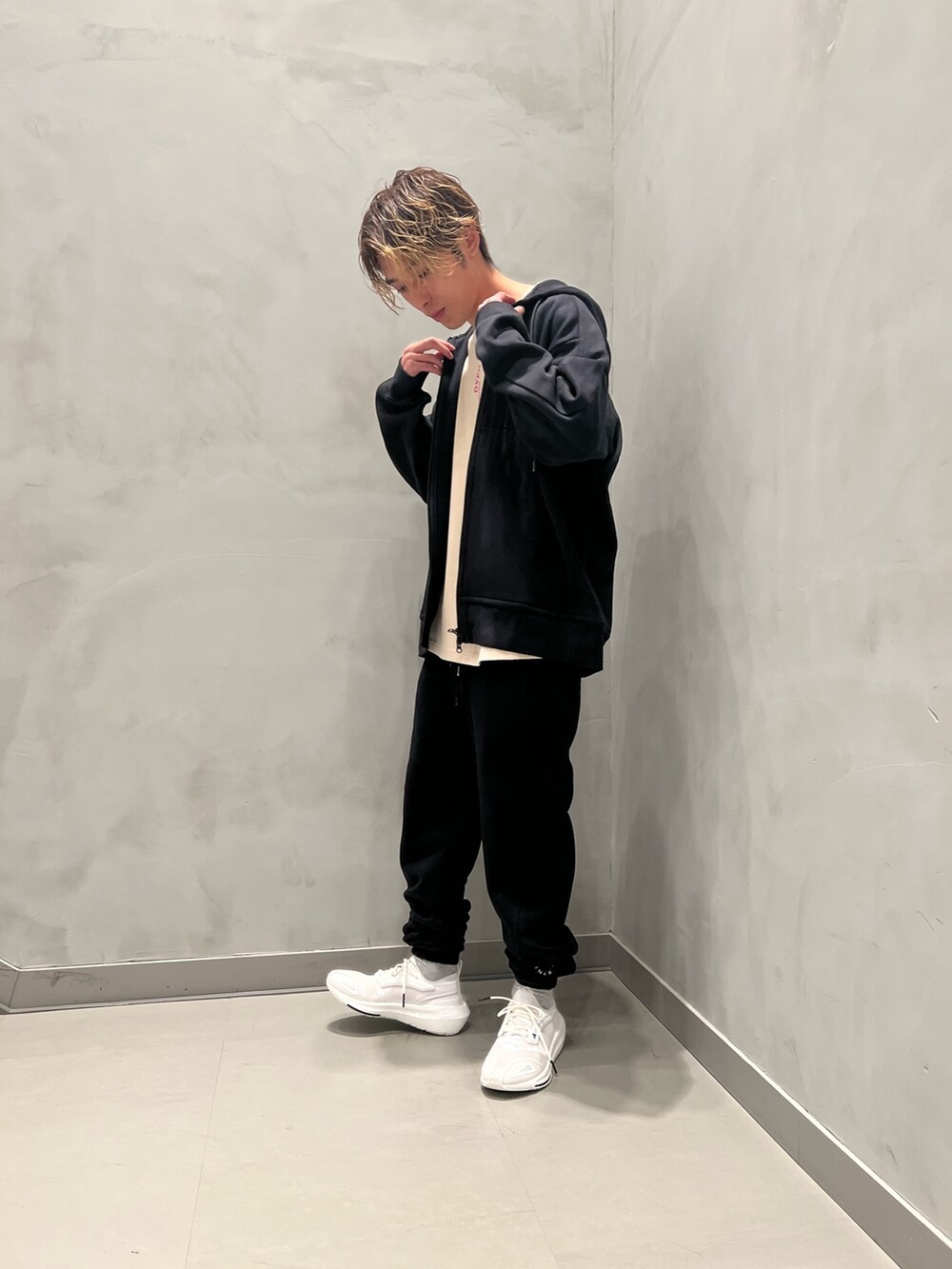 ブラック系のパーカー、ブラック系のスウェットパンツ、ブラウン系のTシャツ/カットソーを着用したメンズの夏コーディネートの4枚目の写真