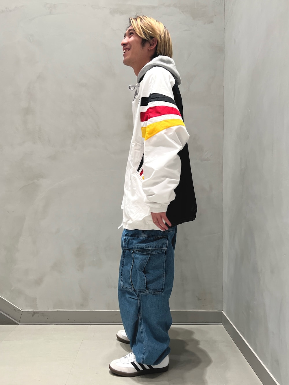 ホワイト系のトップス、ホワイト系のTシャツ/カットソー、ホワイト系のスニーカーを着用したメンズの冬コーディネートの3枚目の写真