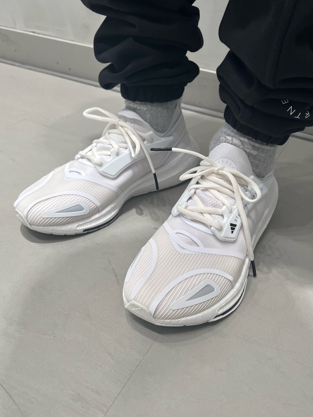 ブラック系のパーカー、ブラック系のスウェットパンツ、ブラウン系のTシャツ/カットソーを着用したメンズの夏コーディネートの7枚目の写真