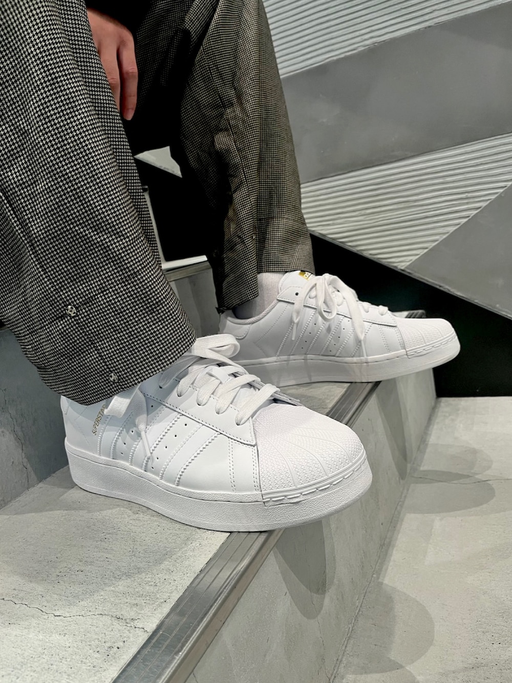 「スニーカー、スタッフコーデ、adidas、アディダス、adidas originals、スーパースター、アディカラー、アディダスコーデ、BLUE VERSION、SUPERSTAR XLG」｜「adidasのアディカラー Neuclassics トラックジャケット（ジャージ）（ナイロンジャケット、ホワイト系）」を使った、MSさん（メンズ・183cm）の夏コーディネートの3枚目の写真